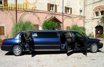 Foto Limousine Blu 5 Porte